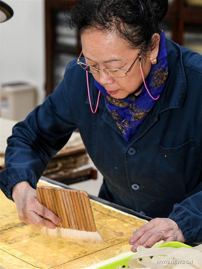 **CHINA-CHENGDU-ANCIENT BOOK REPAIRER (CN)