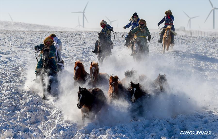 CHINA-INNER MONGOLIA-SNOWFIELD HORSE TAMING (CN)