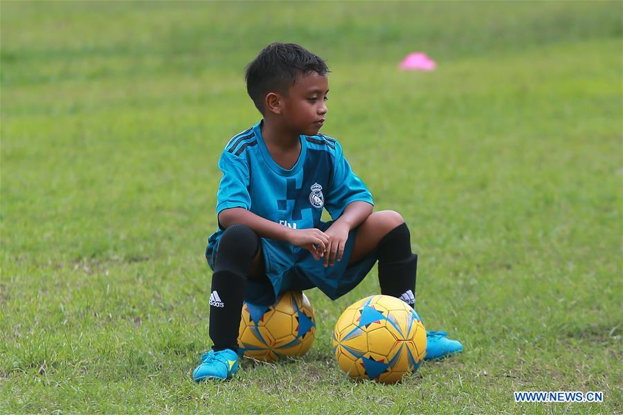 (SP)PHILIPPINES-QUEZON CITY-FOOTBALL-CHILDREN