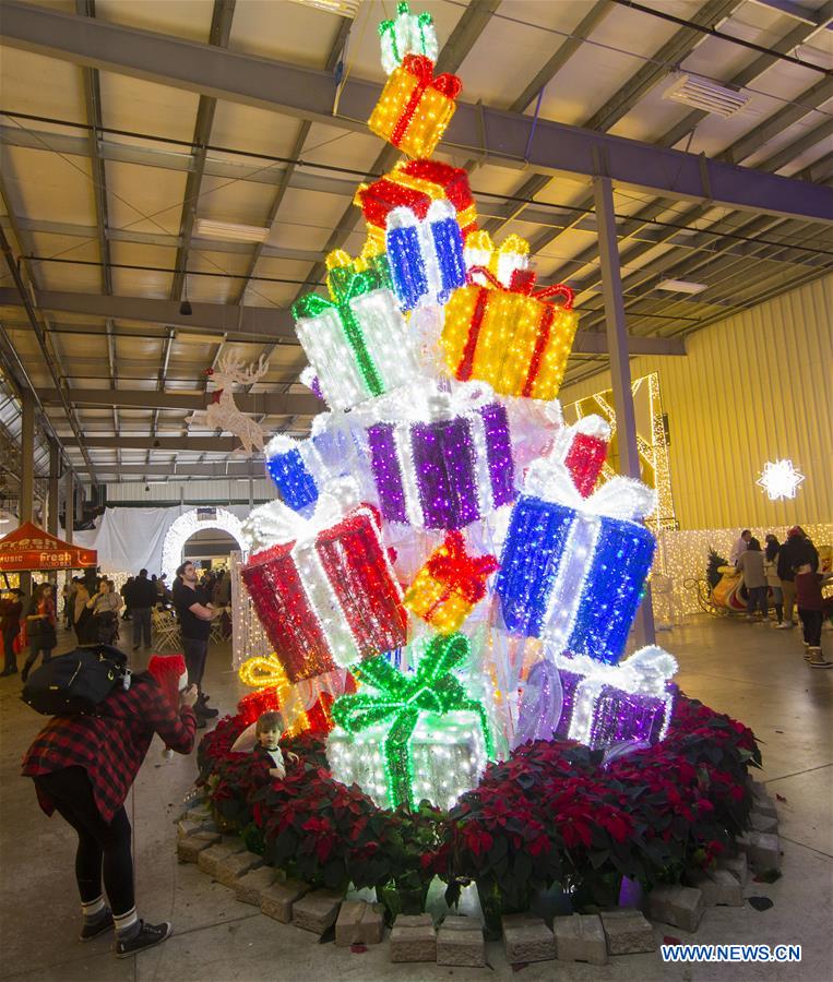 CANADA-ONTARIO-BARRIE-CHRISTMAS GLOW