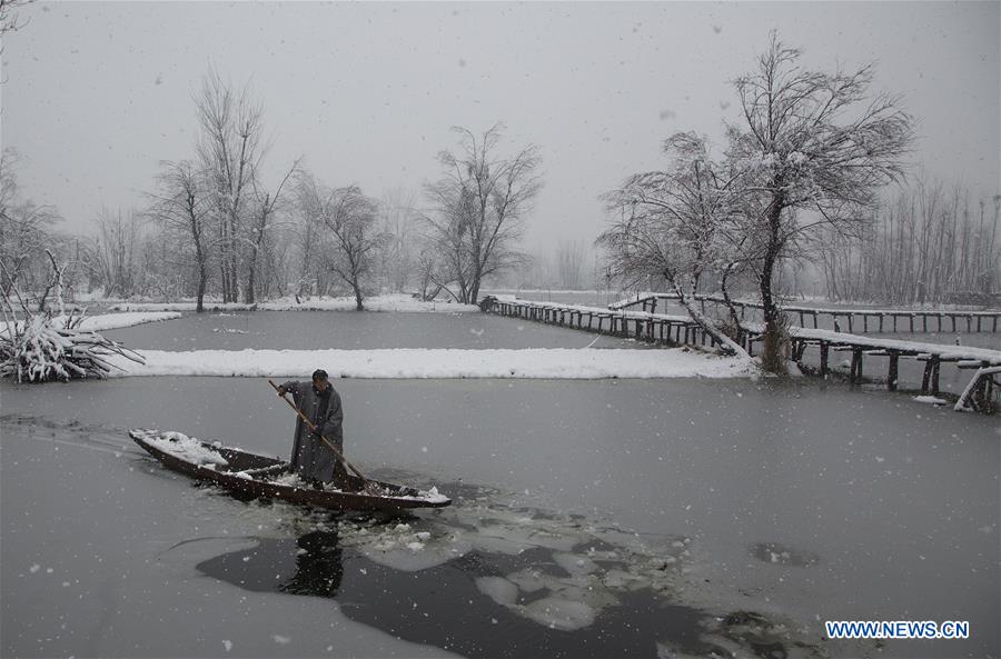 KASHMIR-SRINAGAR-SNOWFALL