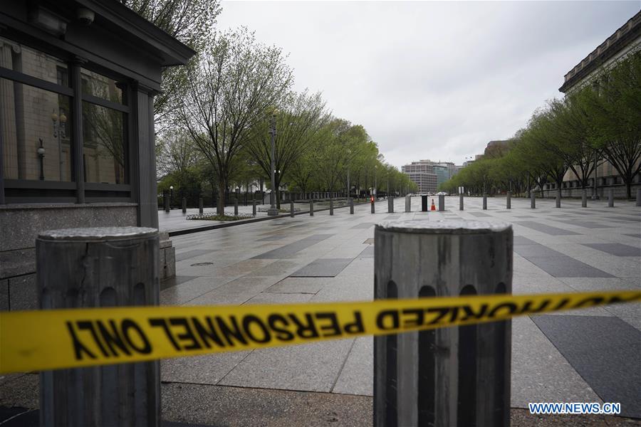 U.S.-WASHINGTON D.C.-WHITE HOUSE-MAN-JACKET-FIRE