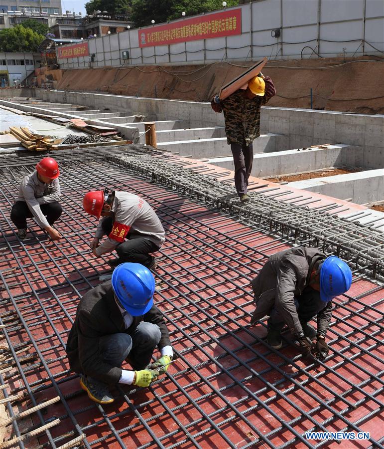 CHINA-LABOR DAY HOLIDAY-WORKERS (CN)