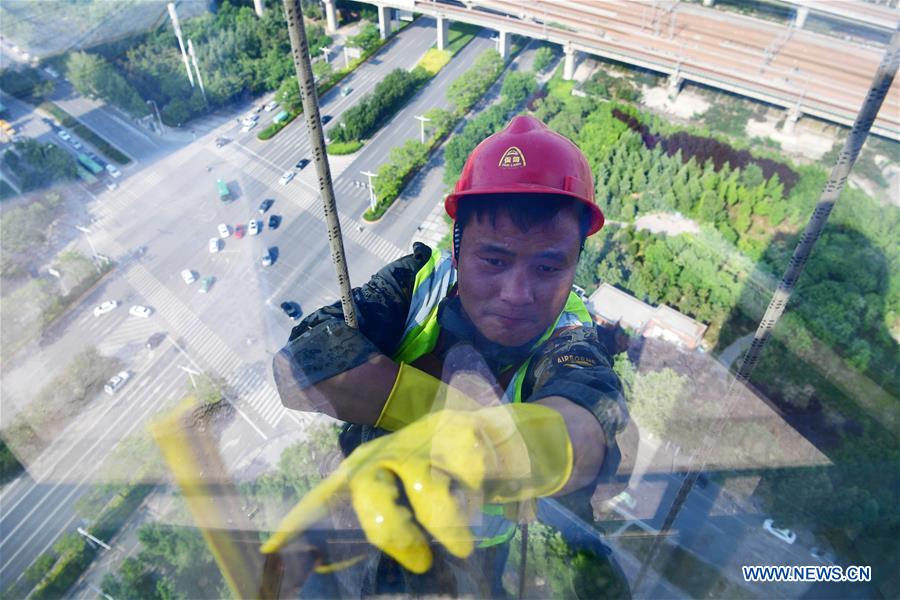 CHINA-ZHENGZHOU-SKYSCRAPER EXTERIOR CLEANERS (CN)