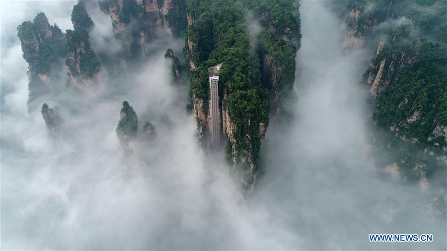 #CHINA-HUNAN-ZHANGJIAJIE-CLIFFSIDE ELEVATOR-FOG (CN)