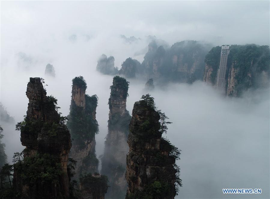 #CHINA-HUNAN-ZHANGJIAJIE-CLIFFSIDE ELEVATOR-FOG (CN)