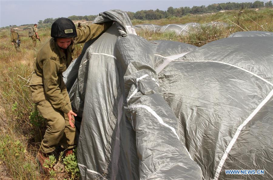 ISRAEL-TEL AVIV-PARATROOPERS-EXERCISE