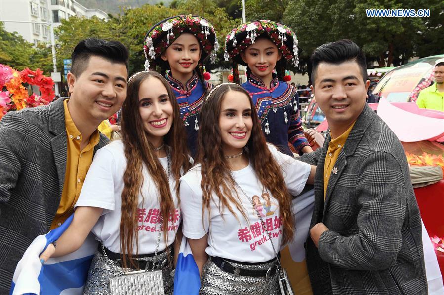 CHINA-YUNNAN-MOJIANG-TWINS-FLOAT PARADE (CN)