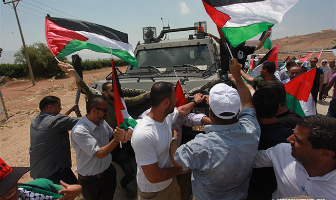 Palestinians protest against expropriation of land by Israel