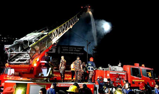 Massive fire breaks out in market in Dhaka , Bangladesh