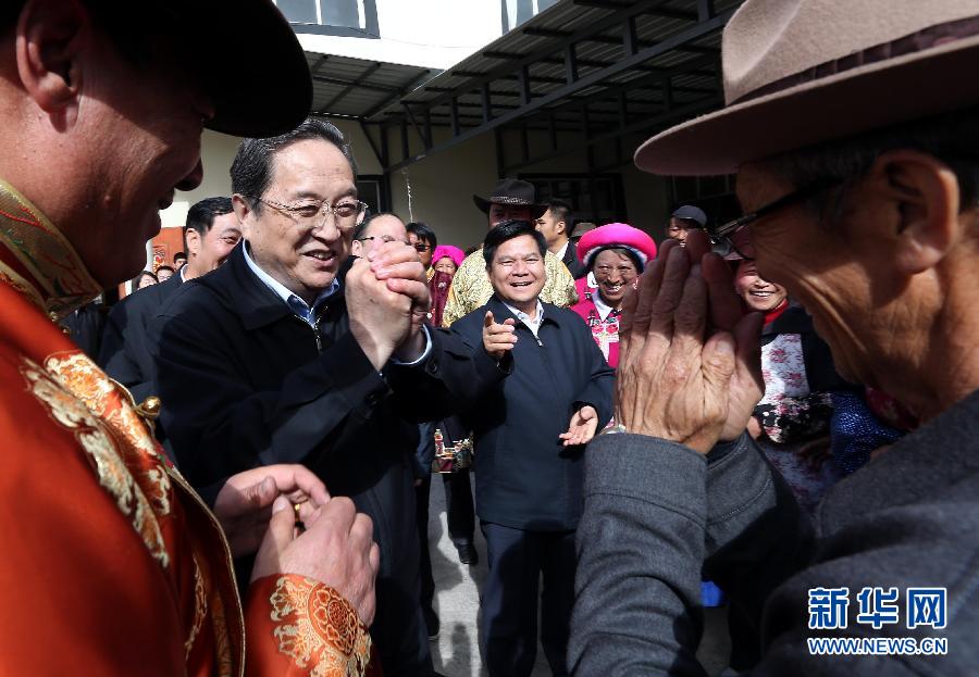 這是5月16日，俞正聲在香格里拉縣建塘鎮(zhèn)金龍社區(qū)與居民們親切交談。 新華社記者 劉衛(wèi)兵 攝