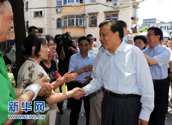 這是7月22日，劉云山在上海市普陀區桃浦鎮蓮花公寓居委會調研時同社區居民親切握手。新華社記者 饒愛民 攝