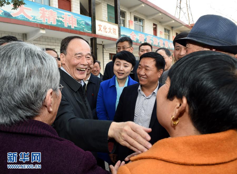 3月27日至28日，中共中央政治局常委、中央紀委書記王岐山到河南省調研，并主持召開座談會。這是3月27日王岐山在河南林州姚村鎮馮家口村同村民親切交談。 新華社記者 饒愛民 攝