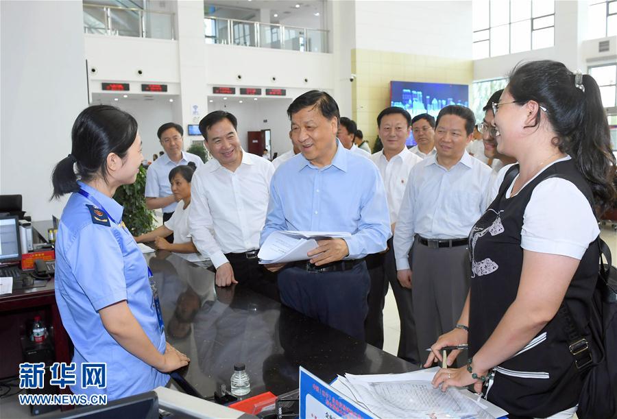 6月22日至24日，中共中央政治局常委、中央書記處書記劉云山在遼寧調研。這是6月22日，劉云山在中國（遼寧）自貿試驗區營口片區與干部群眾深入交流。新華社記者 張鐸 攝