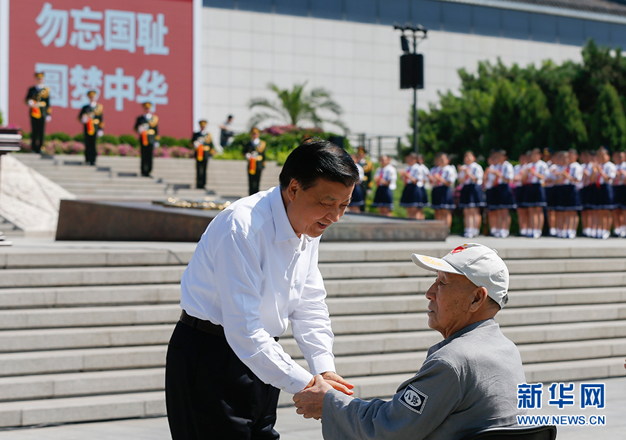 7月7日，紀念全民族抗戰爆發80周年儀式在中國人民抗日戰爭紀念館舉行。中共中央政治局常委、中央書記處書記劉云山出席儀式并講話。這是儀式開始前，劉云山與老八路代表握手。新華社記者崔新鈺攝