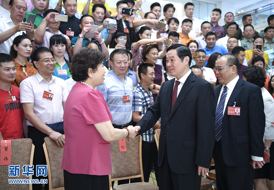 7月19日，中國曲藝家協(xié)會第八次全國代表大會在北京召開。中共中央政治局委員、中央書記處書記、中宣部部長劉奇葆出席開幕式并講話。這是開幕式前，劉奇葆接見與會代表。新華社記者 張領(lǐng) 攝