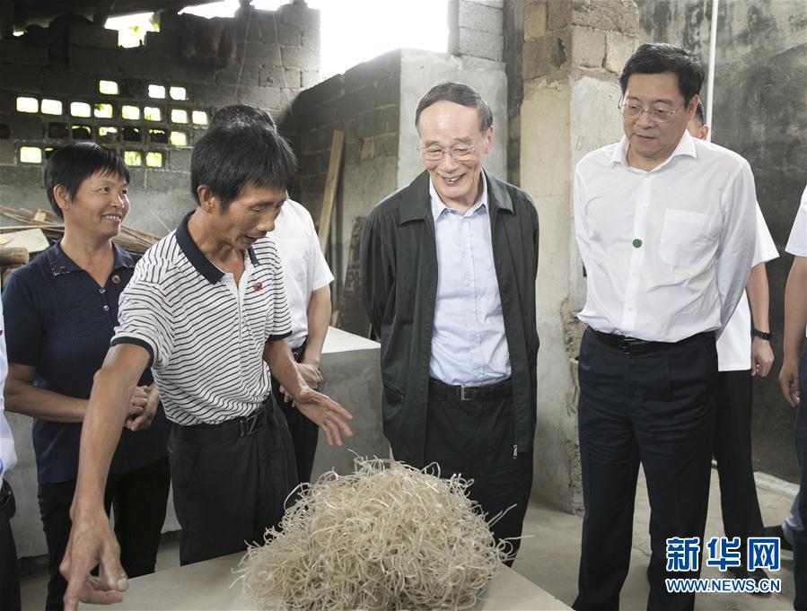 9月3日至5日，中共中央政治局常委、中央紀(jì)委書記、中央巡視工作領(lǐng)導(dǎo)小組組長(zhǎng)王岐山在湖南省調(diào)研并主持召開巡察工作座談會(huì)。這是9月4日，王岐山在瀏陽(yáng)市官橋鎮(zhèn)石灰嘴村貧困戶家中了解脫貧情況。新華社記者 王曄 攝

