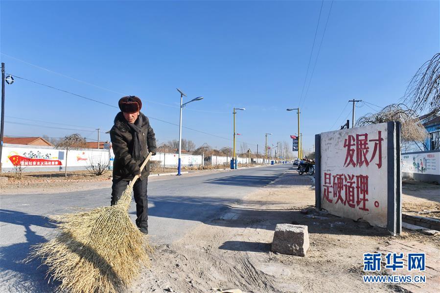 （新華全媒頭條·新時代新氣象新作為·圖文互動）（1）抬腳踏上水泥路，出門坐上公交車——我國竭力破除農(nóng)村交通“最后一公里”瓶頸