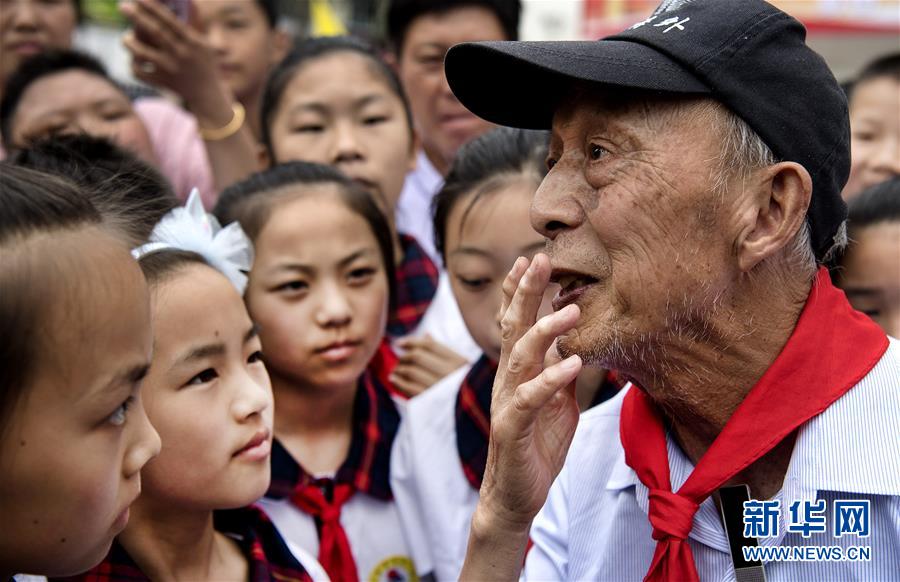 （圖片故事）（1）“希望老人”的第100次老區助學之旅