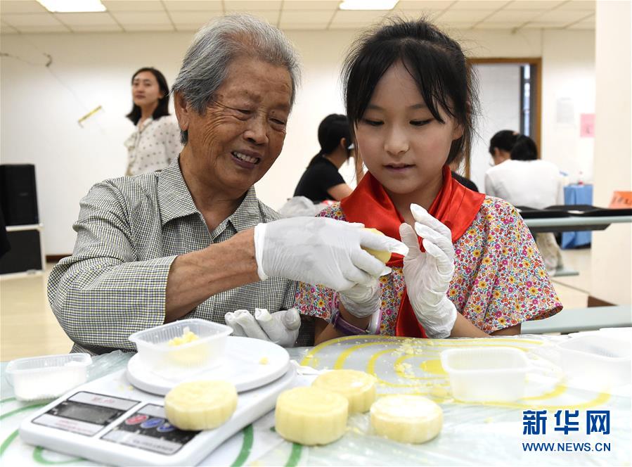 （社會）（3）南京：愛心人士與南京大屠殺幸存者共迎中秋