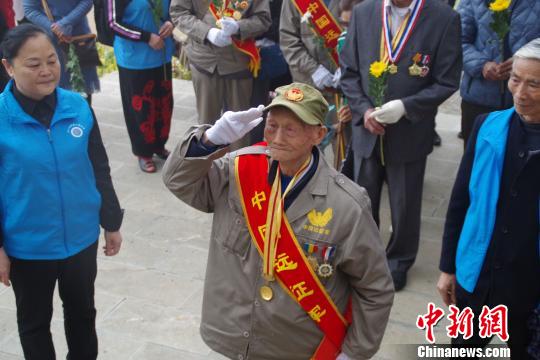 十名四川抗戰老兵到訪云南松山戰役遺址祭奠戰友