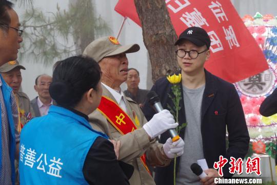 圖為廖沛林在進行祭奠儀式時代表老兵發言 陳靜 攝