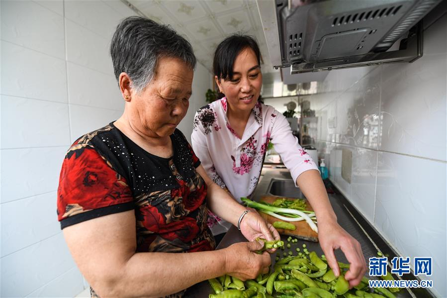 （在習近平新時代中國特色社會主義思想指引下——新時代新作為新篇章·總書記關心的百姓身邊事·圖文互動）（4）棚改的溫暖：1億多人“出棚進樓”