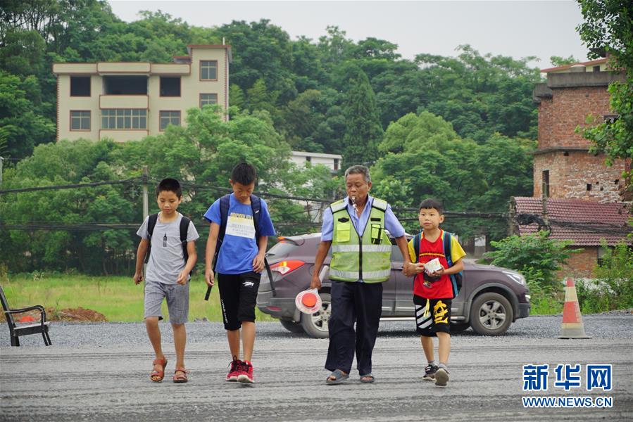 （新華全媒頭條·圖文互動）（11）凝聚民族復興的精神偉力——以習近平同志為核心的黨中央重視思想道德建設關心關愛道德模范紀實