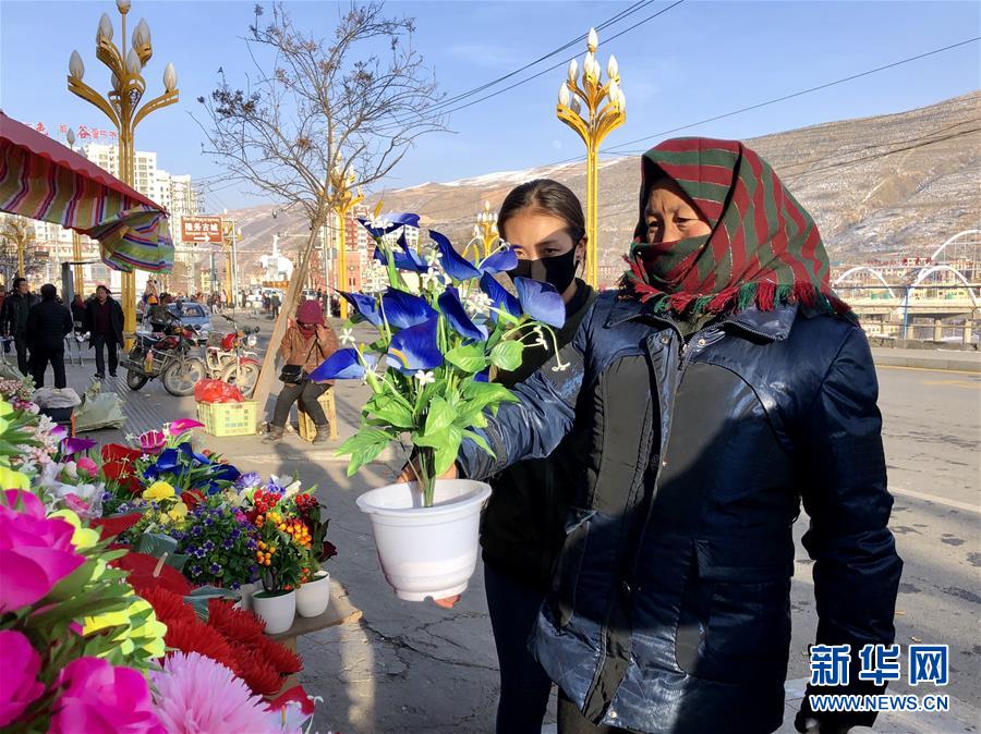 （新春走基層·圖文互動）（2）“只要備好年貨，新的一年就可以風調雨順”——臘月藏區年貨市場見聞