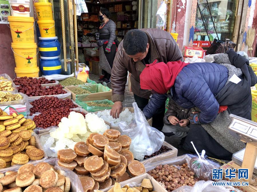 （新春走基層·圖文互動）（1）“只要備好年貨，新的一年就可以風調雨順”——臘月藏區年貨市場見聞