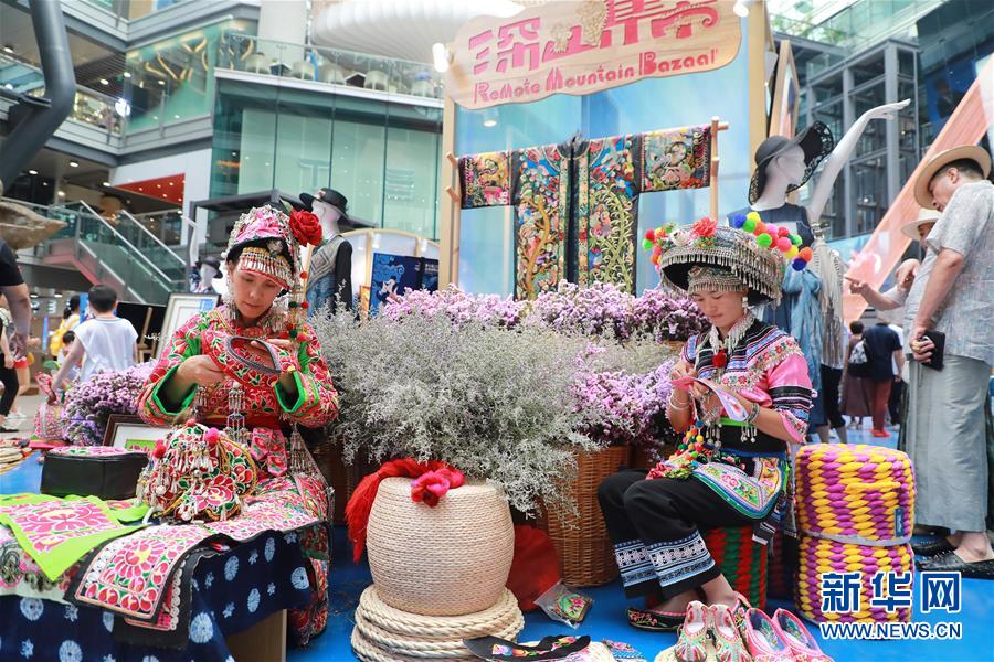 （脫貧攻堅風采錄·帶頭人·圖文互動）（4）背著娃繡著花 養活自己養活家——夏華和13000名大山繡娘的“中國夢”