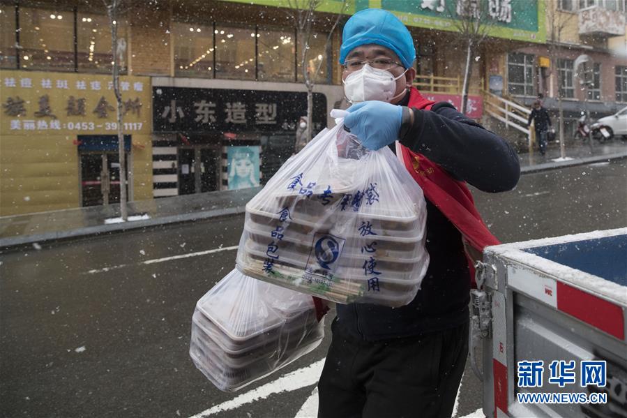 （新華全媒頭條·圖文互動）（12）戰(zhàn)斗在防疫最前沿——來自“五一”國際勞動節(jié)的致敬