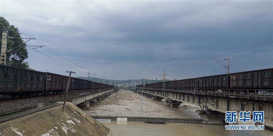 （防汛抗洪·圖文互動(dòng)）（1）洪水襲擊寶成鐵路涪江大橋 超8100噸“重車壓梁”護(hù)橋