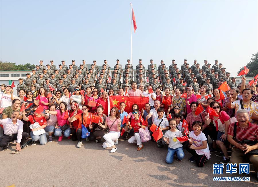 （圖文互動）（4）“我和我的祖國，一刻也不能分割”——解放軍駐香港部隊與市民共同慶祝國慶70周年見聞