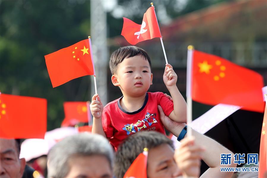 （圖文互動）（2）“我和我的祖國，一刻也不能分割”——解放軍駐香港部隊與市民共同慶祝國慶70周年見聞