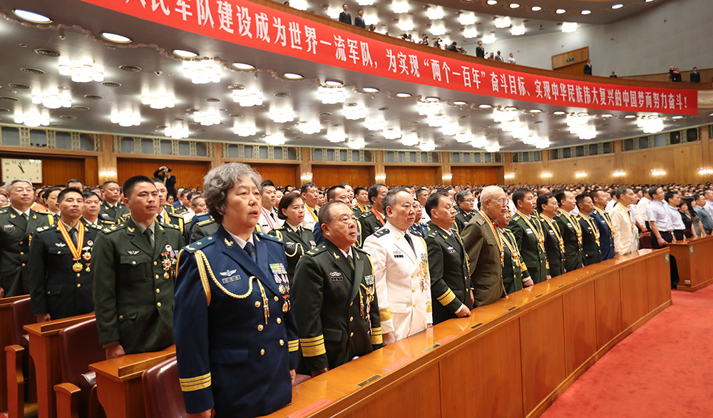 現場奏唱《中國人民解放軍軍歌》