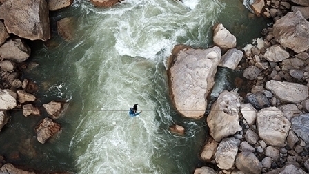 烏蒙山區“溜索改橋”聯通跨省致富路仰望高樓