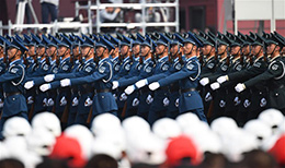 預(yù)備役部隊方隊：由各軍種聯(lián)合編成的端槍方隊