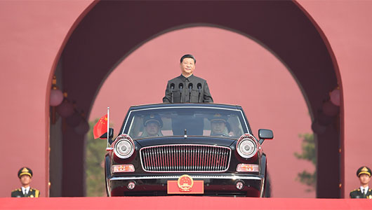 習近平乘坐檢閱車，經過金水橋，駛上長安街