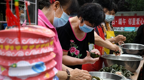 鄰里傳愛(ài)心 民俗迎端午