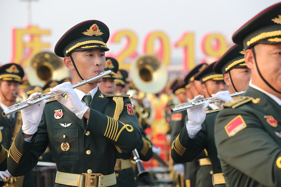 解放軍聯合軍樂團在廣場就位后進行準備工作和試奏。據了解，解放軍聯合軍樂團此次演奏是從開國大典至今歷次閱兵以來演奏曲目最多的一次，不少曲目是為此次閱兵量身打造的全新作品，此次也是歷次女演奏員最多的一次。