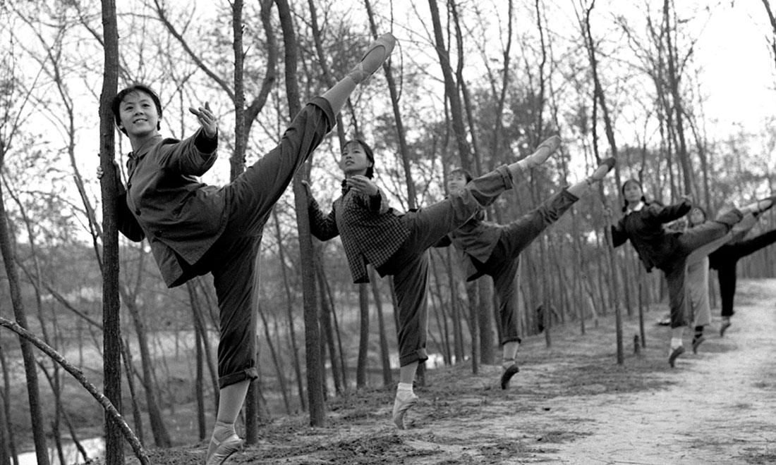 1972年秋，上海市舞蹈學(xué)校《白毛女》劇組的演員們來到上海市金山縣金衛(wèi)公社參加勞動鍛煉，在農(nóng)村也堅持練功。新華社記者黃田寶攝