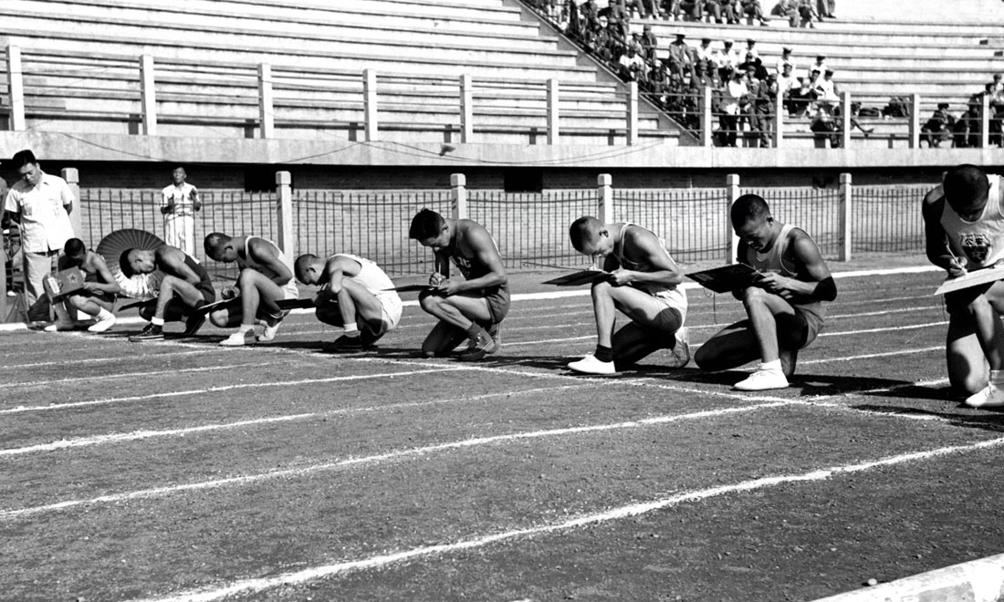 1952年8月2日，慶祝中國人民解放軍建軍25周年全軍運動會在北京舉行，運動員在進(jìn)行識字賽跑比賽。新華社記者岳國芳攝