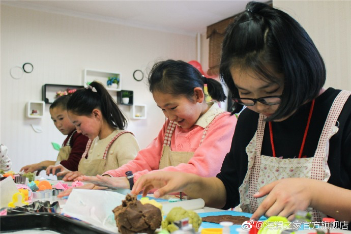 在北京，孩子們上了一節別開生面的廚藝課——手工DIY餅干。孩子們腦洞大開親自上手，從制作到出爐不僅留下了噴香的餅干，還留下了珍貴的回憶。親手做的餅干孩子們舍不得獨享，成為了回程路上最重要的“伴手禮”