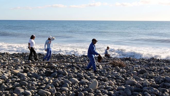 新發現疑似MH370機艙門殘骸 上有中文