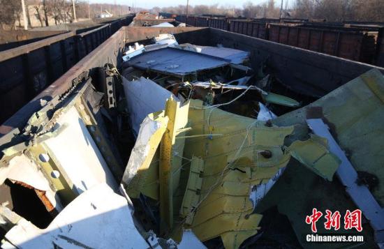 資料圖：烏克蘭頓涅茨克，MH17墜毀客機的殘骸裝上火車。圖片來源：CFP視覺中國