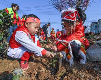 多民族兒童共迎植樹(shù)節(jié)