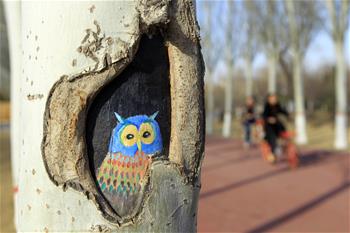 手繪“樹(shù)洞畫”添彩公園