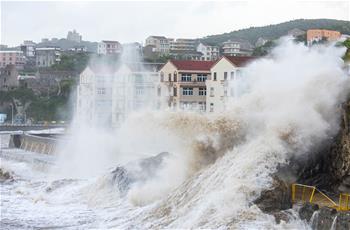 臺風(fēng)“瑪莉亞”逼近　溫嶺沿海巨浪拍岸